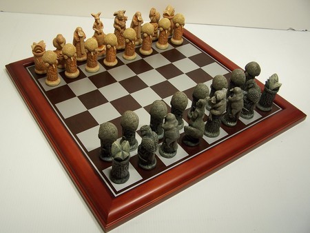 Australiana chess pieces, boxed, 75mm With Board