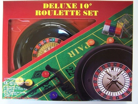 Roulette & Blackjack - Roulette, mats chips & rake , 10"